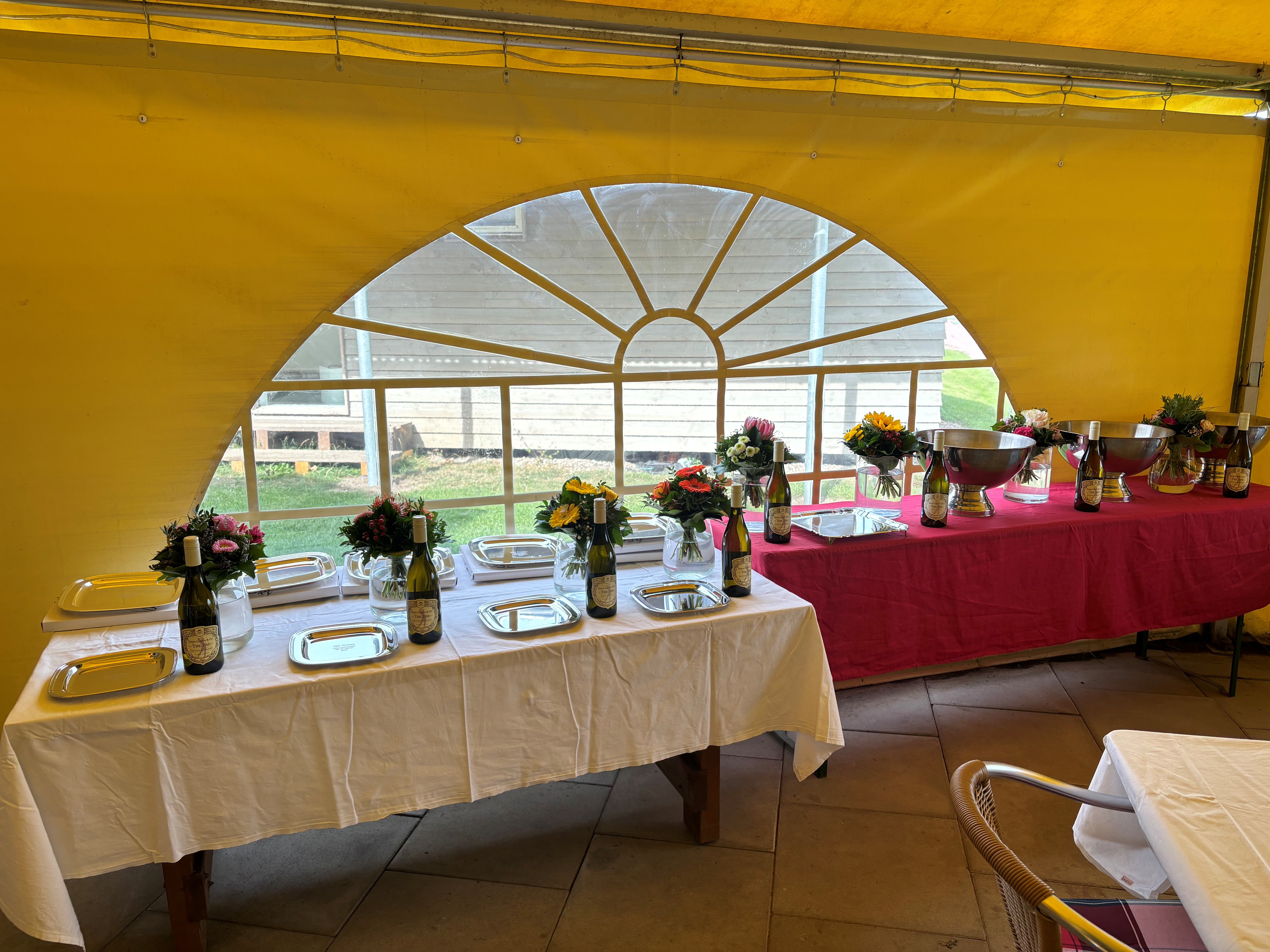 Vizeteller%20und%20Meisterschalen%20mit%20Blumen%20und%20Wein