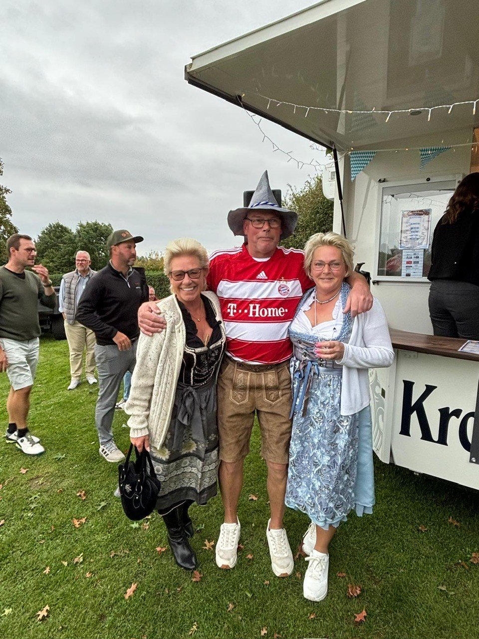 Dirk mit 2 Blondinen